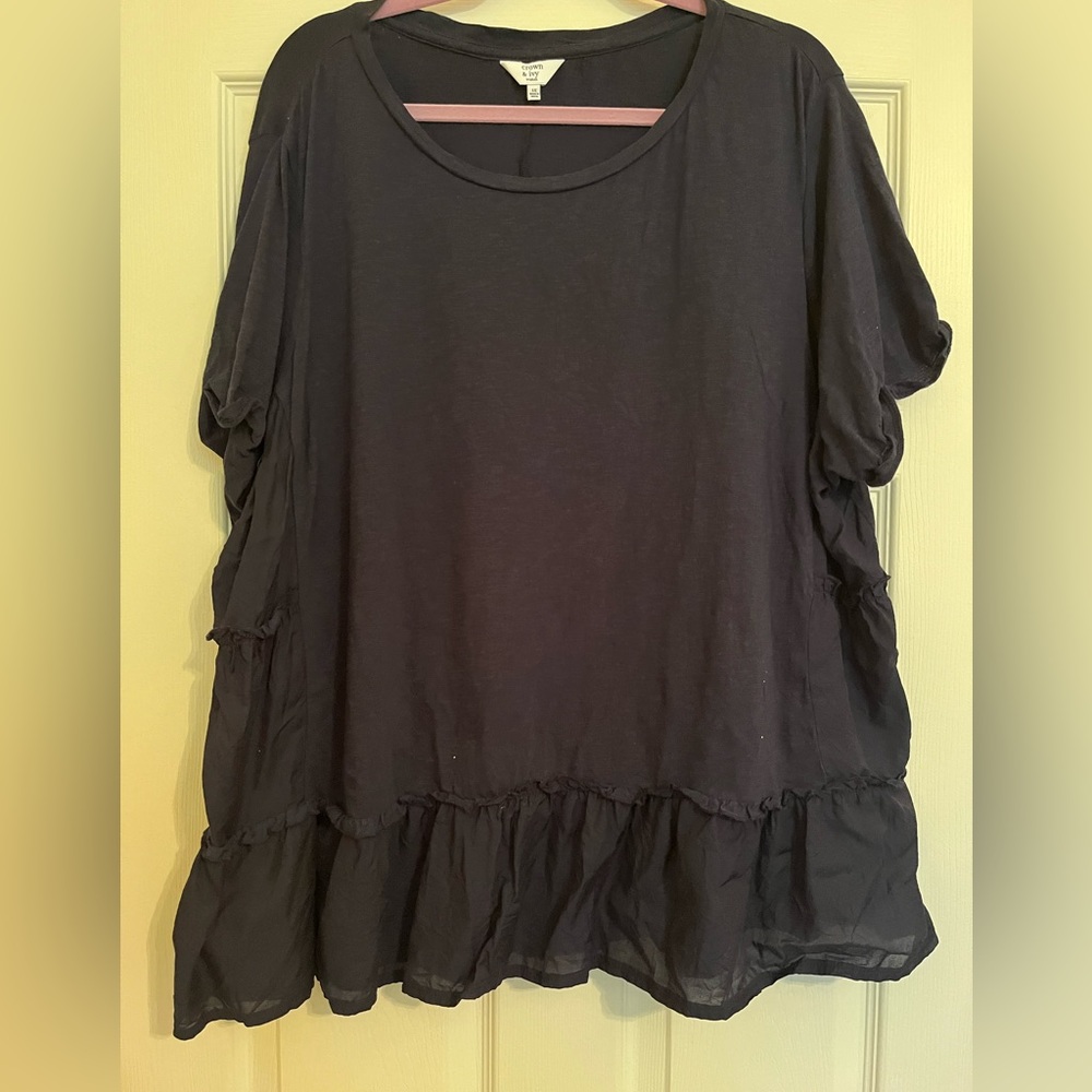 3x shirt with cute ruffle detail at the bottom